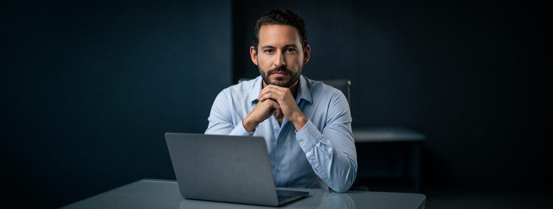Bruno Richards, estrategista digital, sentado à mesa com notebook